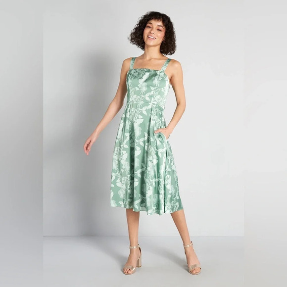 MODCLOTH x HUTCH Fit and Flare Dress in Green Floral - Picture 3 of 8